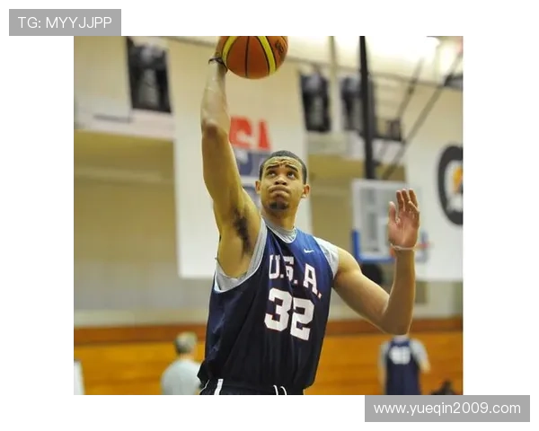 麦基抵达北京 张云松带队接机暖心签名